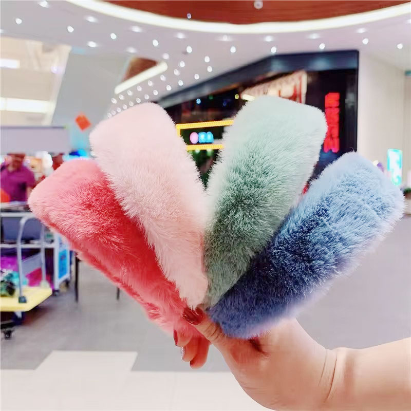 ¿Por qué te sigue fallando una goma para el pelo?