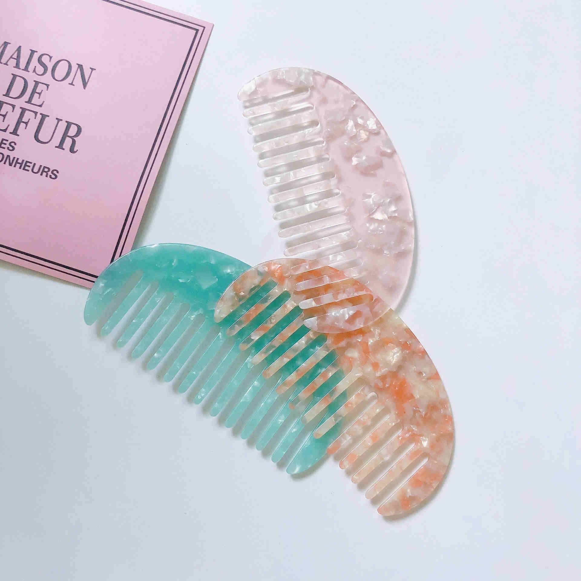 El peinado frecuente daña la calidad del cabello. ¿Qué tipo de peine es suave para el cuero cabelludo?